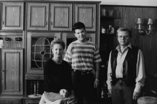 Familie V. (mitarbeitendes Familienmitglied, selbständiger Tischlermeister) mit ihrem Sohn (Bankkaufmannslehre) im Wohnzimmer