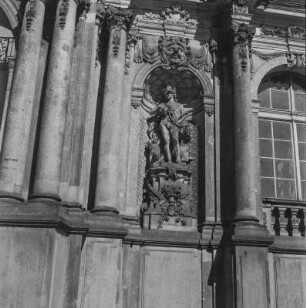 Dresden-Altstadt. Zwinger. Kronentor. Skulptur "Bacchus"
