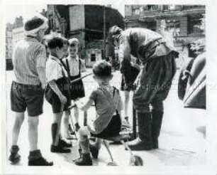 Berliner Kinder mit einem sowjetischen Soldaten
