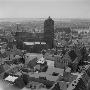 Stralsund. St.-Jakobi-Kirche, von Norden, Blick von St. Nikolai (?) zum Frankenteich