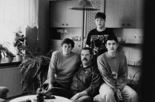 Familie B. (Erzieherin, Gemeindearbeiter) im Wohnzimmer