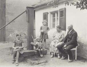 Malschendorf Nr. 25. Besuch der Familie Wächter auf dem elterlichen Kleinbauernhof des Fotografen