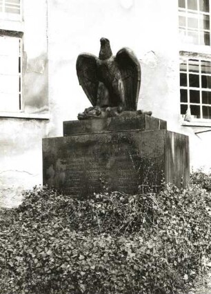 Denkmal für die Gefallenen des 1. Weltkrieges. Sandstein. Nach 1918. Großharthau-Bühlau, Kirchhof Bühlau