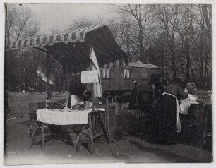 Ohne Titel (Würstchenstand, Frauen mit Kinderwagen)