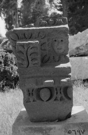 Verziertes Gesimsfragment