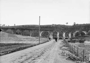 Halsbrücke, Altväterbrücke, Aquädukt für den Kunstgraben der Grube St. Anna samt Altväter (1686/1715) und Brücke der Alten Meißner Landstraße (16. Jh.), Ansicht vom rechten Muldeufer von Nordwesten