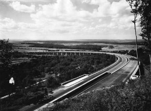 Aichelbergviadukt, km 165,953 - km 166,868 Beide Fahrbahnen fertiggestellt 1938
