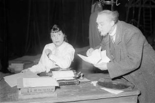 Szenenbilder aus der Oper "Der Konsul" von Gian Carlo Menotti an der Städtischen Oper (heute Deutsche Oper) Berlin : Szenenbild