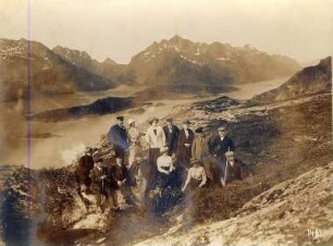 Digermulen auf Hinnöy/Lofoten. Touristen posieren beim Aufstieg zum Digermulenkollen (388 m)