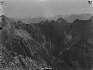 Berggipfel : Blick über das Hochalpental auf das Hohe Licht (2651m) und die Mädelegabelgruppe (2645m).
