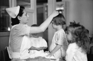 Bukarest: Institut für Ausbildung von Fürsorgeschwestern, Schwester frisiert Kinder