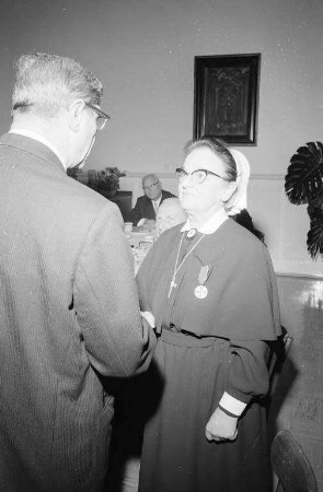 Verleihung der Bundesverdienstmedaille an die Röntgenschwester bei den Städtischen Krankenanstalten Liesel Degen.