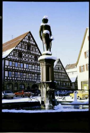 Dornstetten: Brunnen mit Ritterstandbild von hinten, Hintergrund Fachwerkhaus