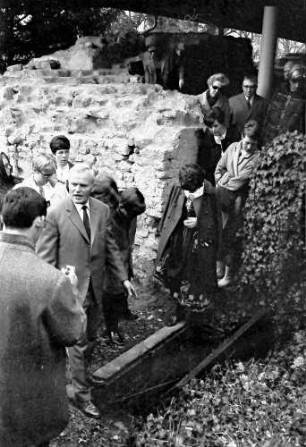 Badenweiler: Gruppe an der römischen Quelle