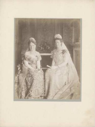 Großherzogin Luise und Kronprinzessin Viktoria von Schweden, Ganzfigur.