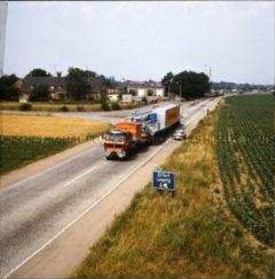 Schwertransport mit Lastwagen "VE Kombinat Deutrans" von Rostock nach Schwedt/Oder
