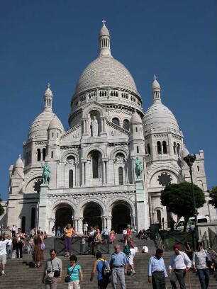 Paris Montmartre, Kirche Sacre Coer, 1919 eingeweiht, mit Touristen auf der Freitreppe