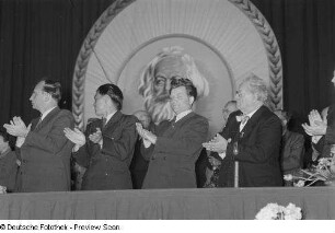 Teilnehmer der Festveranstaltung - Martin Andersen Nexö (rechts), Paul Fröhlich (2.v.r.)