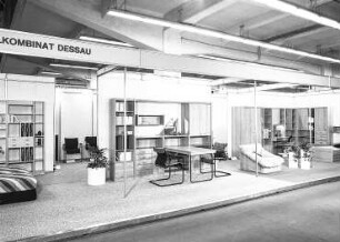 Ausstellungskojen des VEB Möbelkombinat Dessau mit Wohnzimmermöbeln