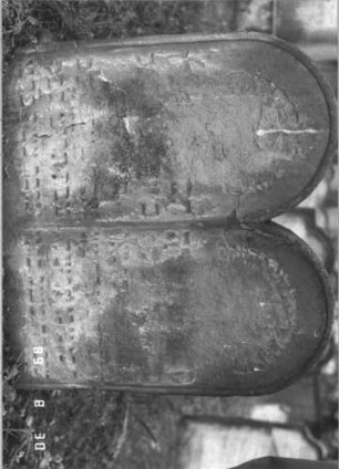 Grabstein 153 (Index: 99609789) Material: Sandstein Zustand: stark verwittert, abgeblättert, weitgehender Textverlust Maße HxBxT: 64x64x9 cm Beschreibung: Doppelstele (links: Joseph; rechts: Zarthel Jitel), jeweils Rundbogenabschluß und Schriftfeld eingetieft Besonderheit: Doppelgrab; - ergänzt nach Gräberliste: Grabstein 153A