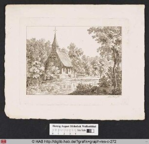 Eine Kapelle an dem bewaldeten Ufer eines Gewässers.