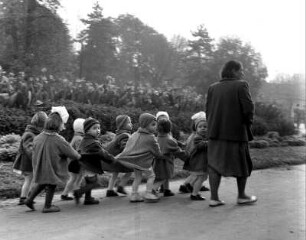 Kindergruppe mit Erzieherin auf Ausflug in einem Park : Plewen (Bulgarien). "Kinderausflug". Kindergruppe mit Erzieherin auf Ausflug in einem Park