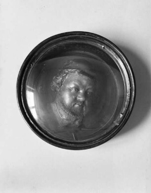 Porträtkopf Heinrichs VIII. von England in runder Holzdose