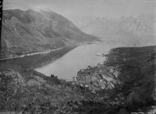 Stadtmauer : Blick entlang der Stadtmauer in das Tal an der Bucht von Kotor