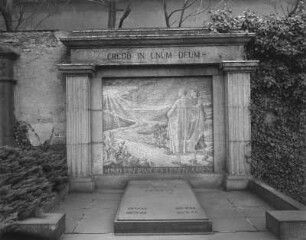 Wandgrabmal der Familie Knauer : Wandgrabmal der Familie Knauer. Sandstein, Mosaik (um 1925). Dresden, Alter (Innerer) Katholischer Friedhof