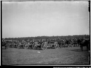 Besichtigung des Feld-Artillerie-Regiments Nr. 46 im Gelände Enthält: Platte 24, vor einem berittenen Offizier paradierende Soldaten auf mit Pferden bespannten Geschützlafetten