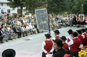 Bernau: Standarte des Musikvereins Bernau mit Trachtenkapelle