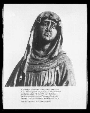 Statue einer trauernden Maria