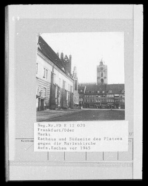 Frankfurt (Oder). Markt. Rathaus und Südseite des Platzes gegen die Marienkirche
