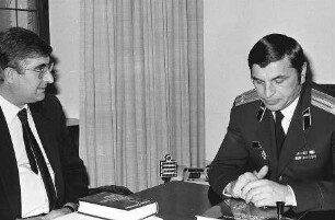 Freiburg im Breisgau: Oberbürgermeister Rolf Böhme empfängt den russischen Militärattaché Alexander Kustin