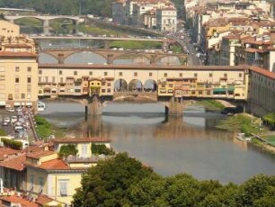 Brücken über den Arno, vorne die Ponte Vecchio