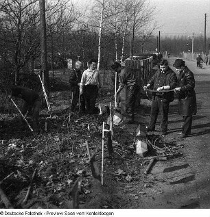 VMI (Volkswirtschaftliche Masseninitiative) Frühjahrsputz: Sachsenwerk und WBA 3 (Wohnbezirksausschuß) im Waldpark