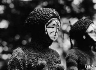 Tanzmaske : Zwei Tänzer mit Maske und Kostüm.