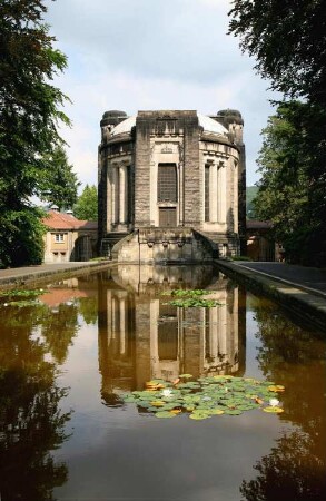 Dresden-Tolkewitz, Wehlener Straße 15. Krematorium (1909/1911; F. Schumacher). Ansicht über Wasserbecken