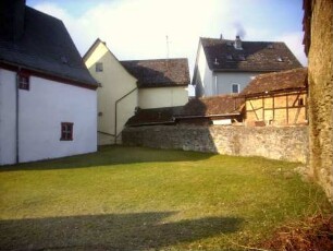 Kraftsolms-Kirchhof im Nordwesten mit Kirchhofmauer im Verlauf-nach Auflassung des Kirchhofes im 18 Jh Wehrgang der Kirchhofmauer mit Steinbrüstung abgetragen