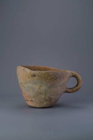 Konische Tasse mit randständigem Henkel