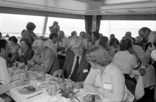 31. Tagung 1981 (29.6.-3.7.) Mediziner; Pressekonferenz: Tisch mit Ehepaar Butenandt und Ehepaar Hamilton O. Smith
