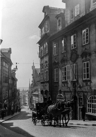 Prag, Kleinseite. Nerudova mit Pferdekutsche (in Richtung Prager Burg fahrend)