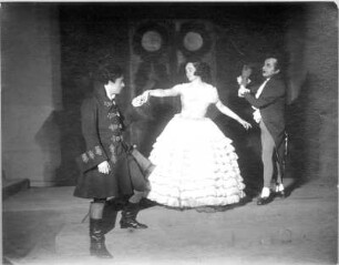 Die Elixiere des Teufels. Ballett (Pantomime) nach E. T. A. Hoffmann, bearbeitet von E. Cleve-Petz mit Musik von Jaap Kool. Ellen von Cleve-Petz als Aurelie, Felix Steinböck als Medardus, Erich Ponto als Belcampo, Gino Neppach als Graf Victorin, Susanne Dombois als Heilige. Staatsoper Dresden, Uraufführung 2.12.1925 unter Leitung von Kurt Striegler (Choreographie: E. Cleve-Petz, Regie: G. Kiesau, Bühnenbild: A. Mahnke, Kostüme: L. Fanto). Fotografie (Negativabzug auf Papier) von Ursula Richter