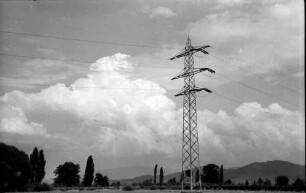 Freiburg, Lehen: Hochspannungsmast, 20000 Volt Leitung, bei Lehen
