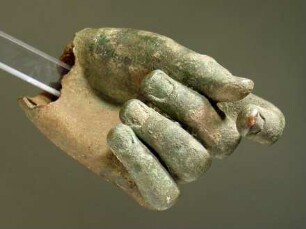 - Objekt ohne Beschreibung - (linke Hand einer lebensgroßen Bronzestatue)