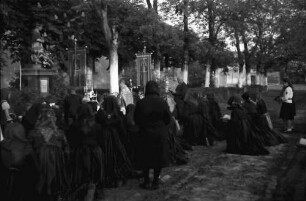 Vinga: Prozession, Niederknien vor dem Heiligen Johannes