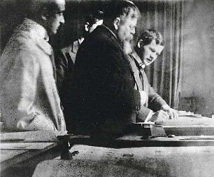 Fischer, Theodor; Porträts Th. Fischers und anderer Persönlichkeiten - Theodor Fischer mit Studenten an der TU München