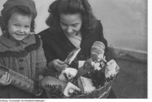 Dresden, Gruna, Falkensteinplatz. Einzug der ersten Mieter, der Familie Voigt, in den wiederaufgebauten Wohnblock, Anwesend u.a. Oberbürgermeister Weidauer, 16. November 1949