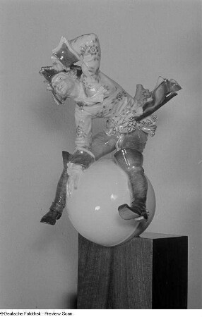 Meißener Porzellanfigur Baron Münchhausen auf der Kanonenkugel auf der Leipziger Herbstmesse 1954