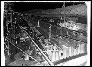 Staustufe Limbach. Blick von der Feldwegbrücke am Schleusenunterhaupt gegen die Kammer. Beginn der Tormontage am Unterhaupt. Schweinfurter Pegel = 29 cm.